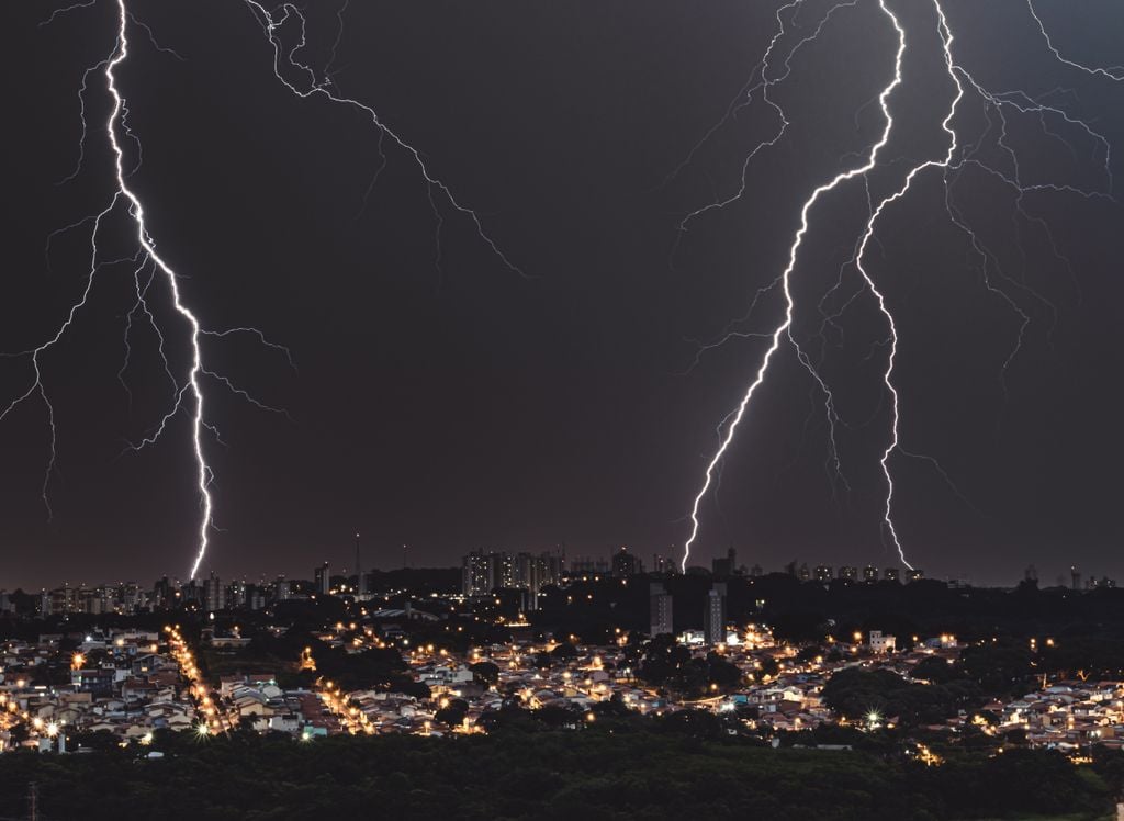 Chuvas extremas deixam 16 estados em alertas neste sábado (28). Chuvas extremas deixam 16 estados em alertas neste sábado (28). Foto: Adobe Stock.