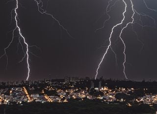 Ciclone, canal de umidade e chuvas extremas deixam em alerta 16 estados neste s&aacute;bado, 28