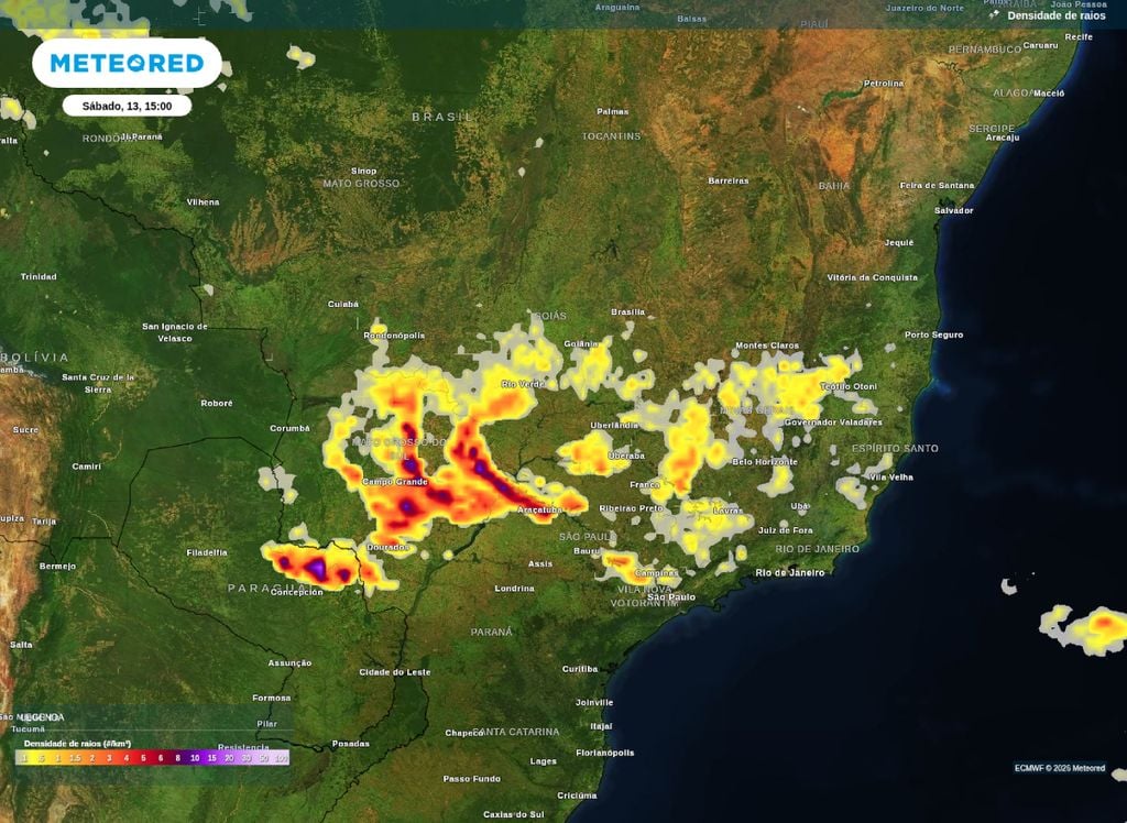 Previsão do tempo. Mapa de densidade de raios reflete áreas com maior potencial para tempestades neste sábado (13).