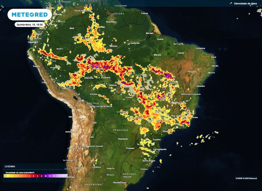 Mapa de densidade de raios mostra áreas com chances de temporais nesta quainta-feira (15).