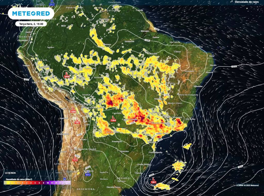 Previsão de descargas elétricas (raios), que indica chances de tempestades, e isóbaras (linhas de pressão) para a tarde (15h) de terça-feira (2), segundo o modelo europeu ECMWF.