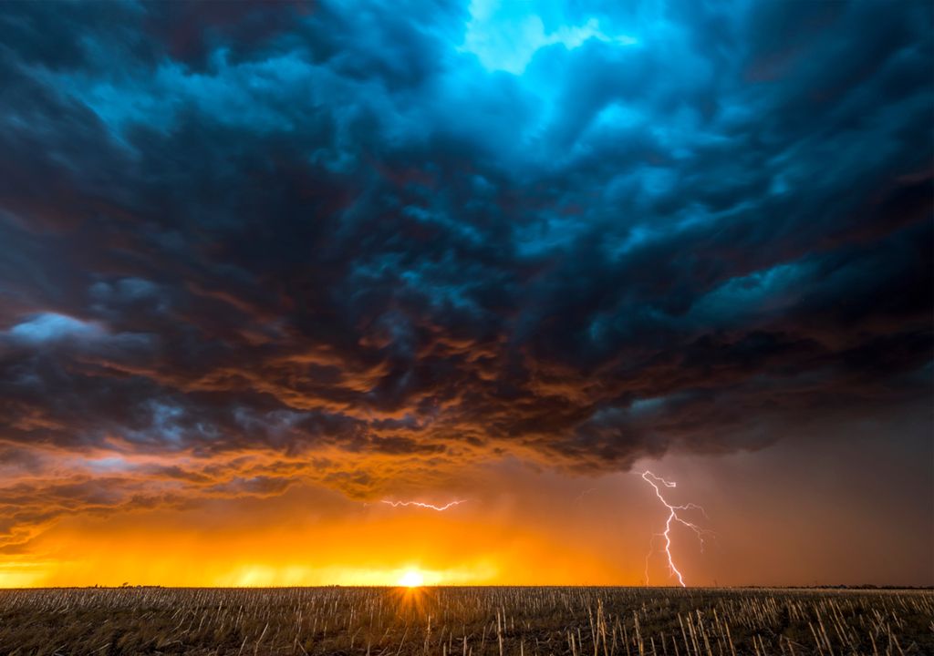 Fotografia de tempestade durante por do sol. Fotografia de tempestade durante por do sol.