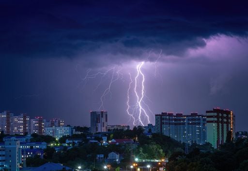 Ciclone e frente fria deixam alerta de chuvas intensas e tempestades no Sudeste