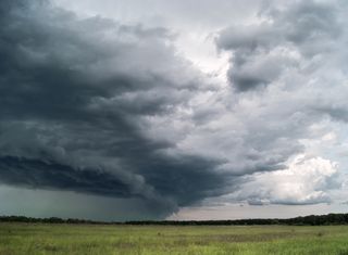 Ciclone e frente fria podem iniciar a mudança de padrão já na próxima semana; veja a tendência da previsão