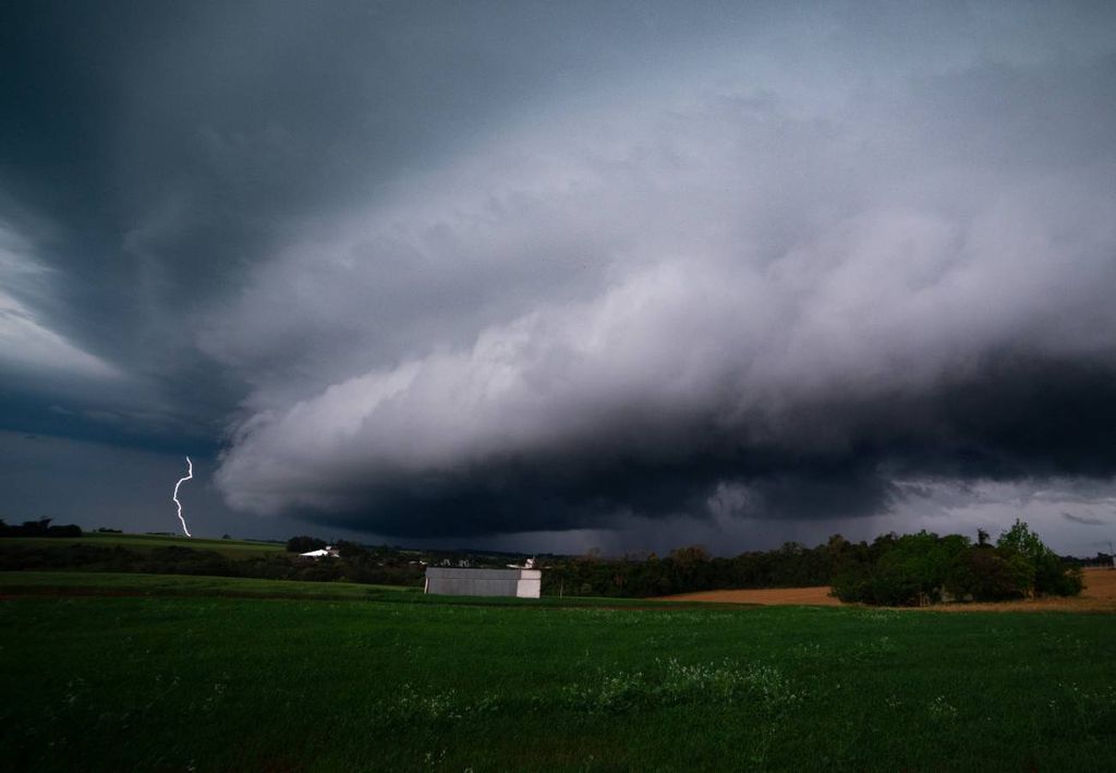 Formação de novo ciclone com suporte de rio atmosférico irá trazer tempestades severas para o Brasil a partir de domingo (12). Foto: Tempestade em Três de Maio (RS), por Maycon Zanata.