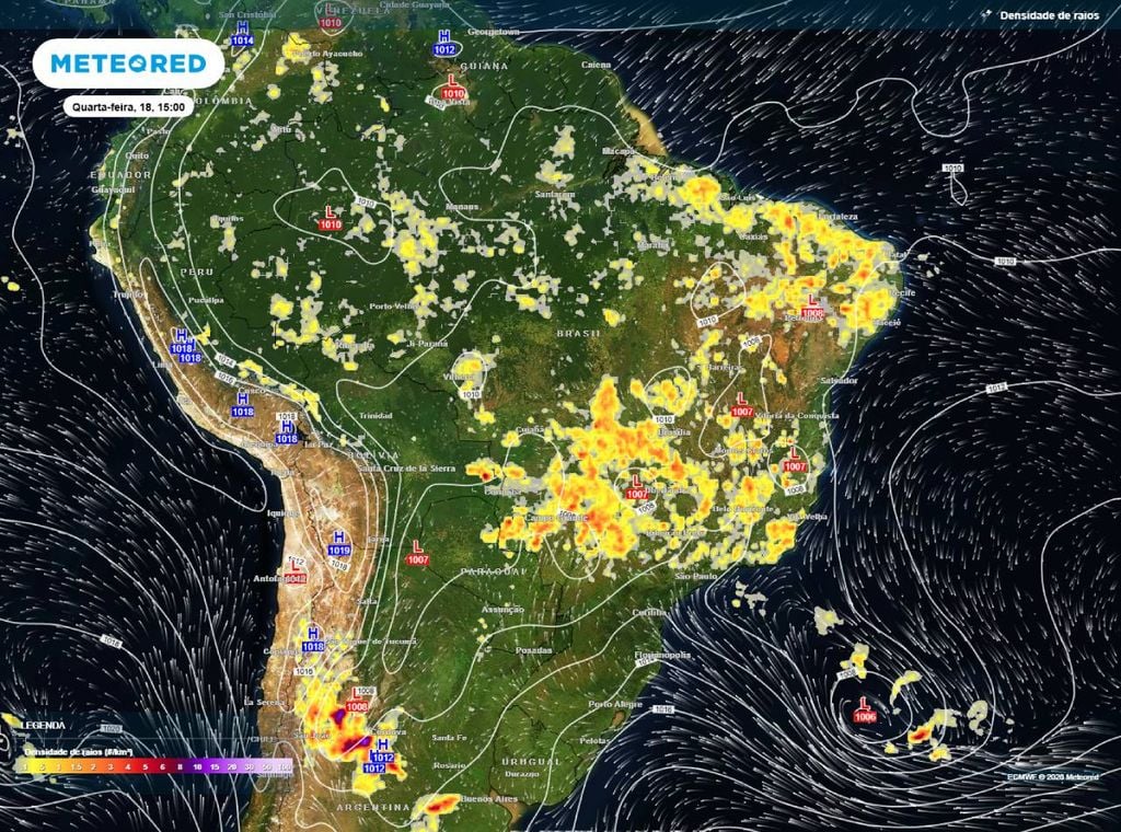 Previsão de densidade de raios para a quarta-feira (18) à tarde (15h), segundo o modelo europeu ECMWF, destacando as áreas com chance de tempestades.
