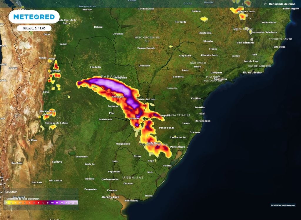 Densidade de raios Mapa que mostra áreas com amior potencial para registrar tempestades na noite de sábado (3).