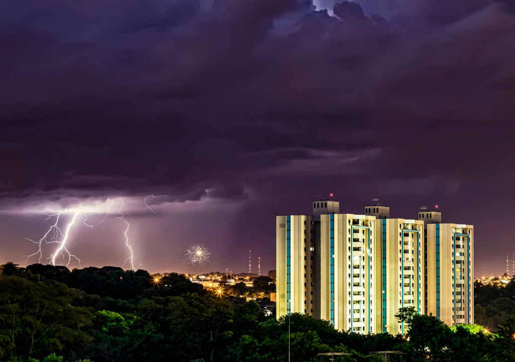 As primeiras tempestades na Região Sudeste devem ocorrer ainda no fim da sexta-feira (7) em São Paulo.