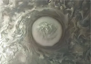 Un ciclone su Giove nelle nuove immagini sbalorditive della sonda Juno della NASA