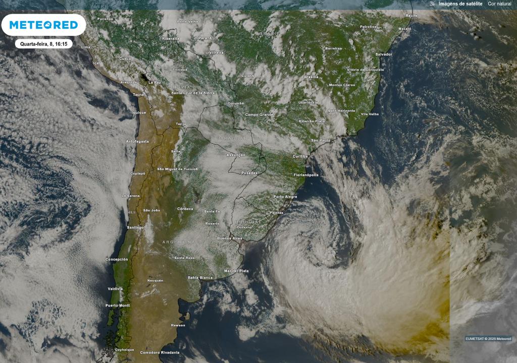 Imagem de satélite mostra o ciclone extratropical no Atlântico Sul e sua frente fria entre o Sul e Sudeste.