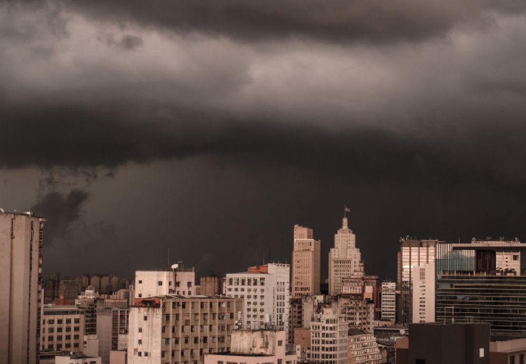 Ciclone extratropical e frente fria avançam e provocam chuvas a partir desta sexta (7).