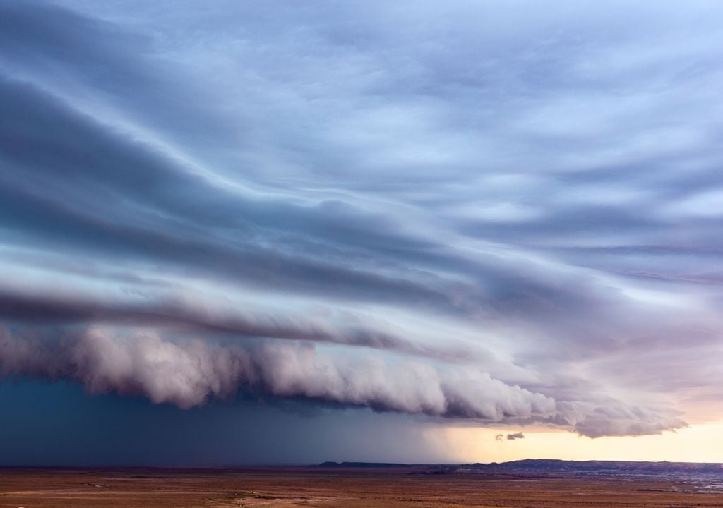 Fotografia de uma tempestade com nuvem-prateleira avançando.