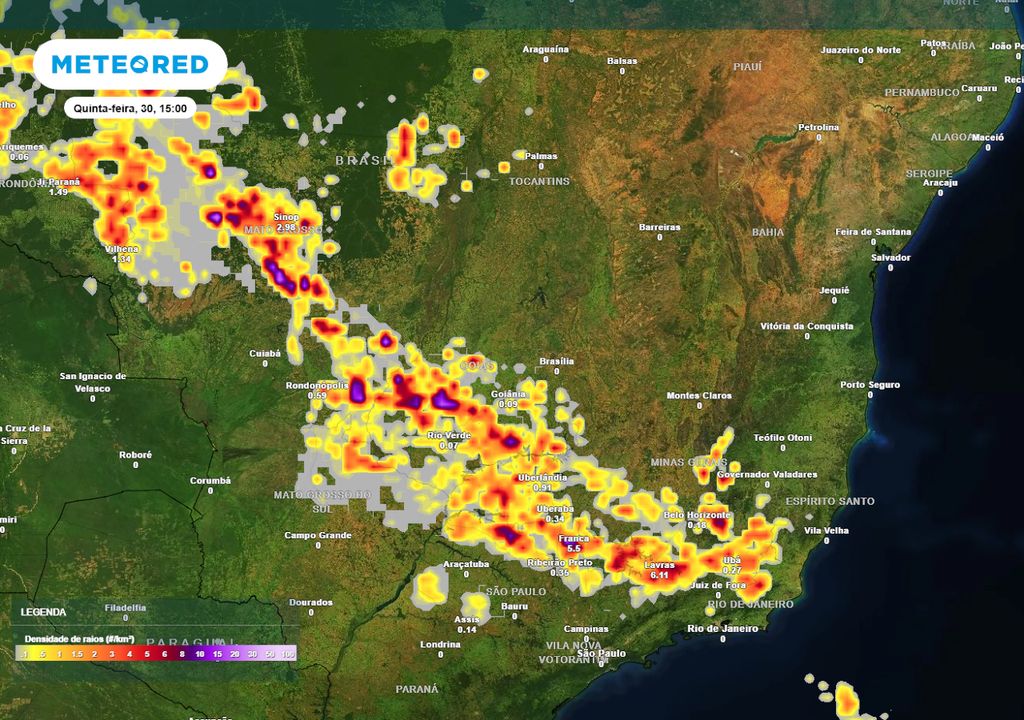 Previsão de densidade de raios na quinta-feira durante a tarde.
