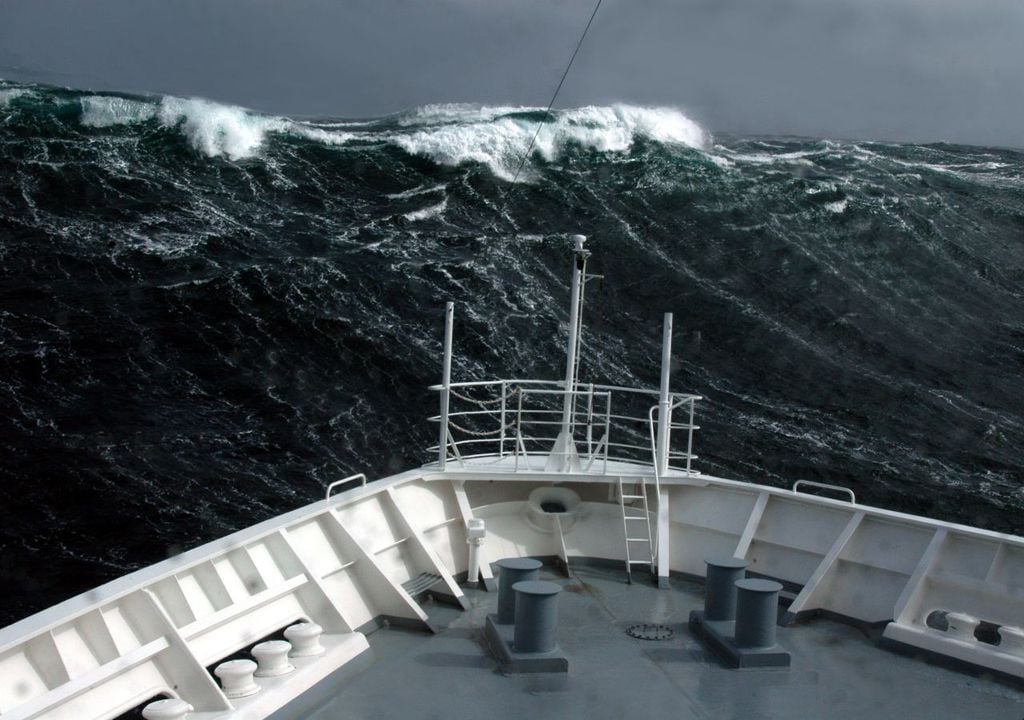 Le onde di tale altezza non si formano per caso. Un fattore chiave è stato il fetch, ovvero la distanza ininterrotta su cui il vento ha soffiato sulla superficie marina. In questo caso, il fetch ha superato gli 800 km, permettendo alle onde di accumulare energia progressivamente.