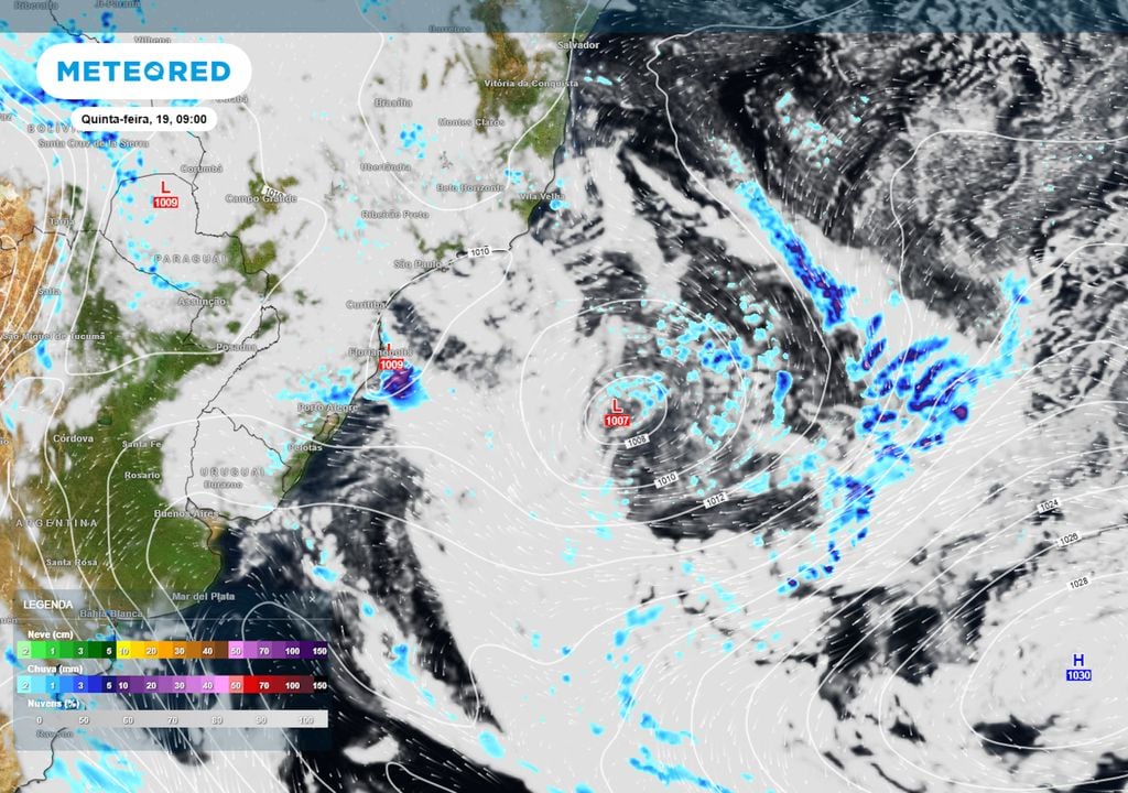 Mapa de pressão, ventos, nebulosidade e chuva na quinta-feira de tarde mostra o ciclone incomum localizado sobre o oceano Atlântico entrando em contato com a frente fria.