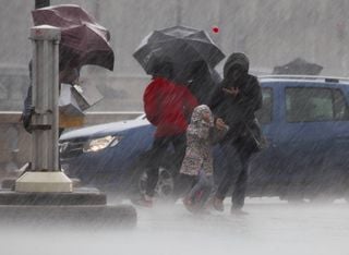 Ciclone na costa traz virada no tempo e acende alerta de chuva forte e mais frio em SP