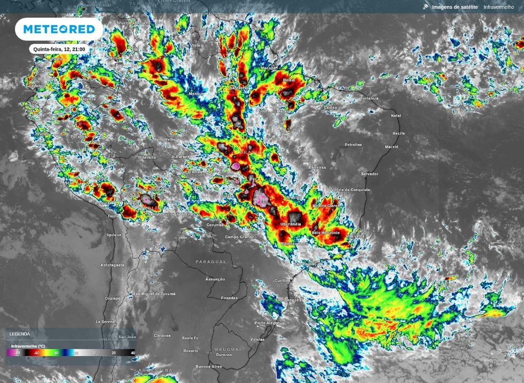 Imagem de satélite do canal 13 (10.3 µ) do GOES-19 às 21 horas de quinta-feira (12) mostra a banda de nebulosidade ativa sobre boa parte do Brasil.