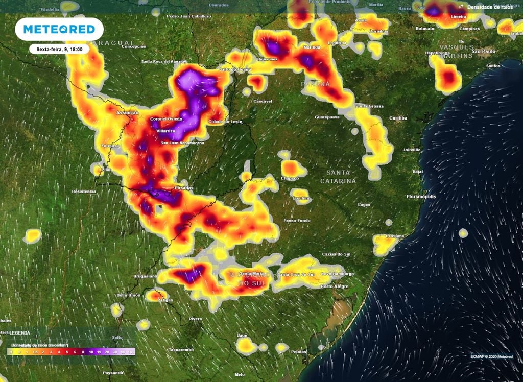 Mapa de densidade de raios mostra áreas com maior potencial para registros de temporais nesta sexta-feira (9).
