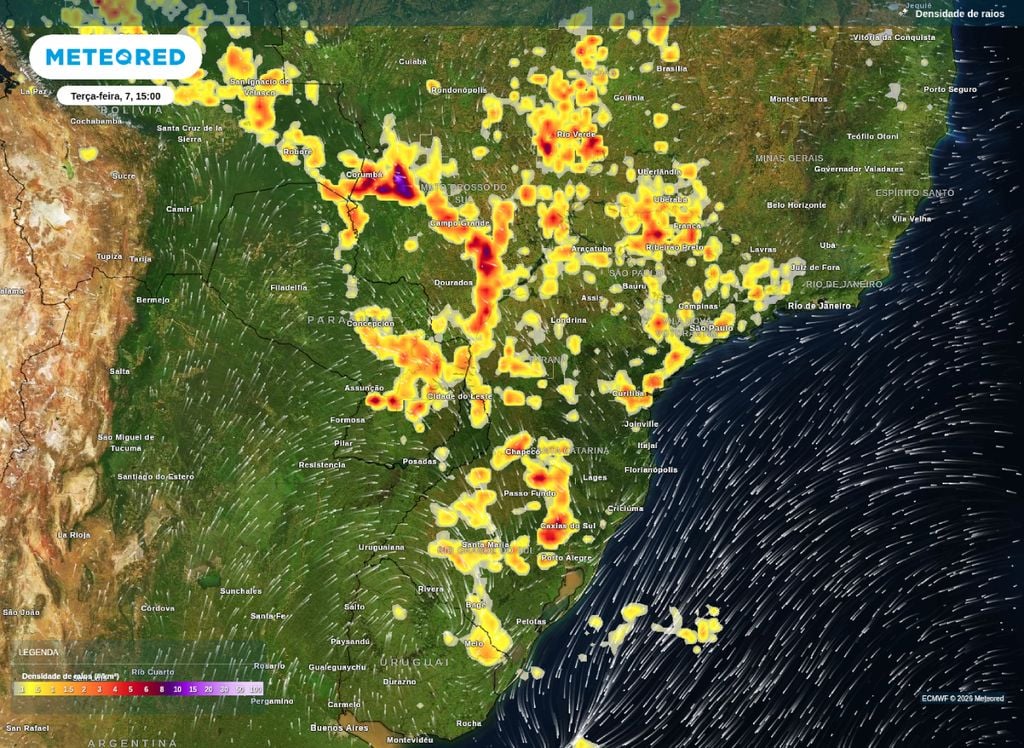 Mapa de densidade de raios para a tarde de terça-feira (7), mostram áreas com boas chances de tempestades, segundo o modelo ECMWF.