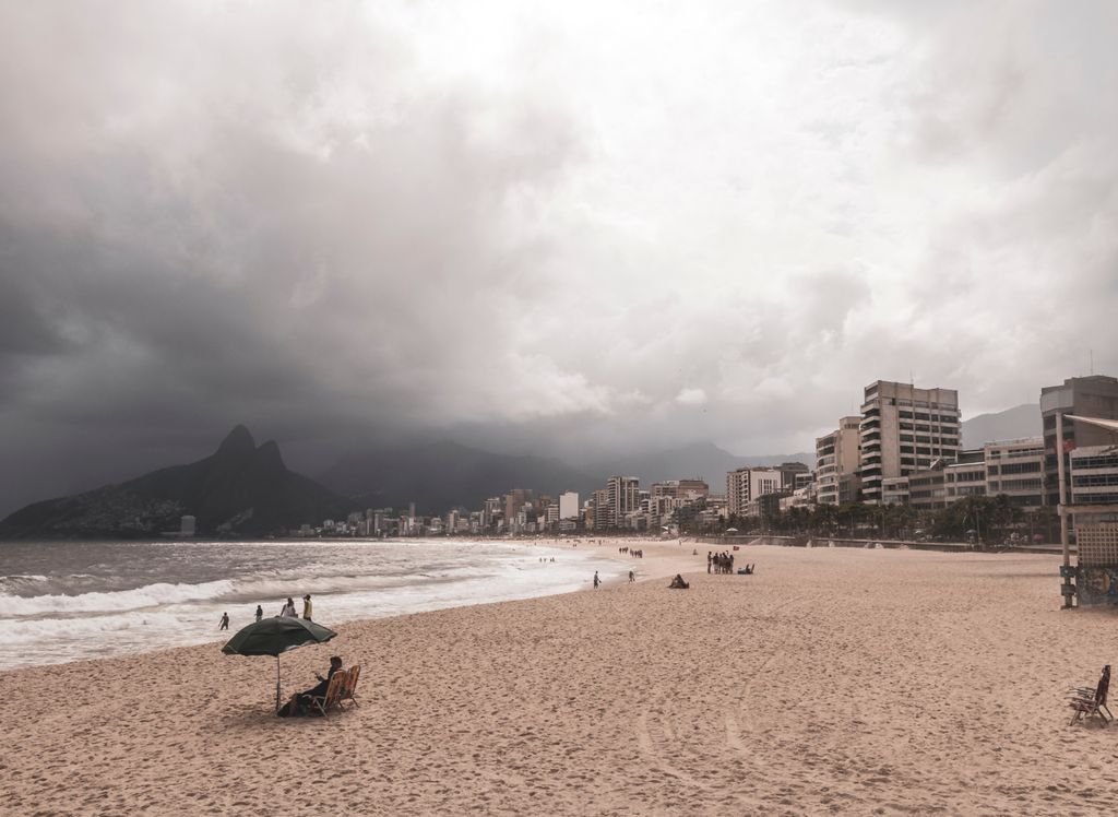 Ciclone transporta ar úmido e tempo fica encoberto no litoral do Sudeste.