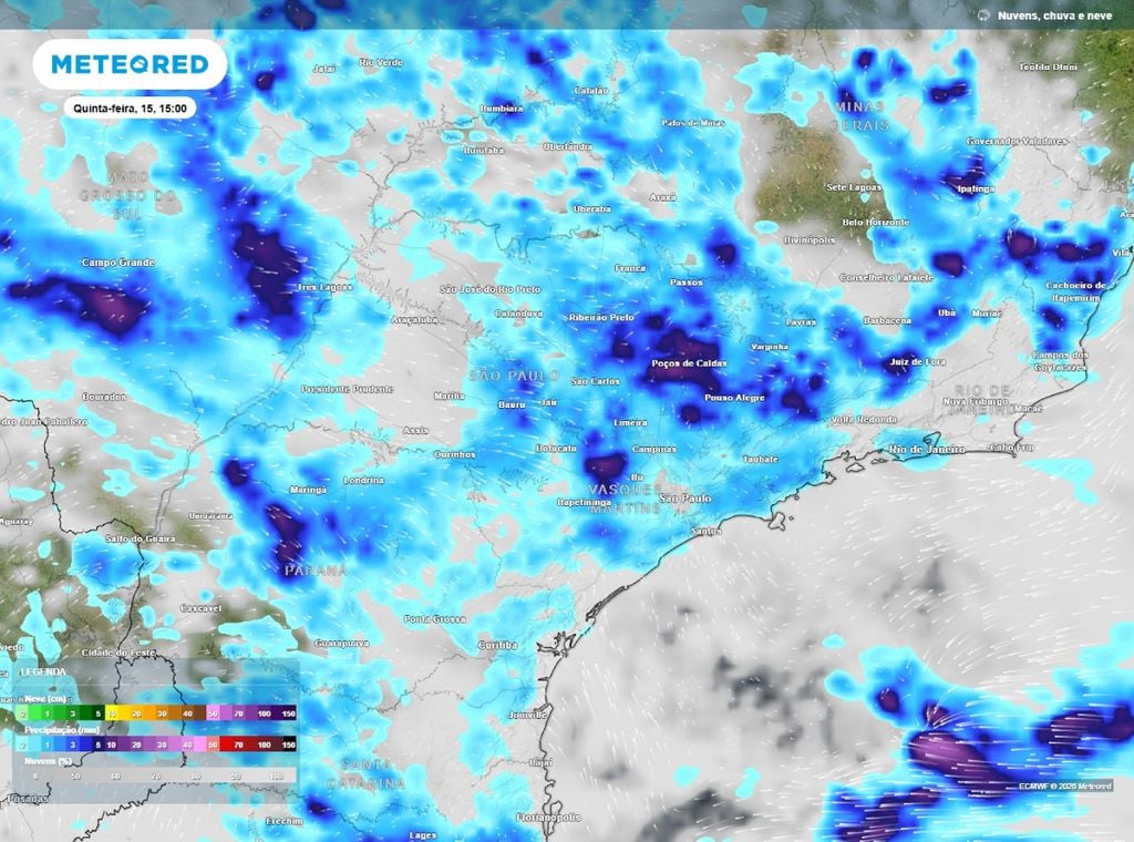 Previsão de precipitação (em mm) e nebulosidade (tons acinzentados) para quinta-feira (15) às 15h, segundo o modelo europeu ECMWF.