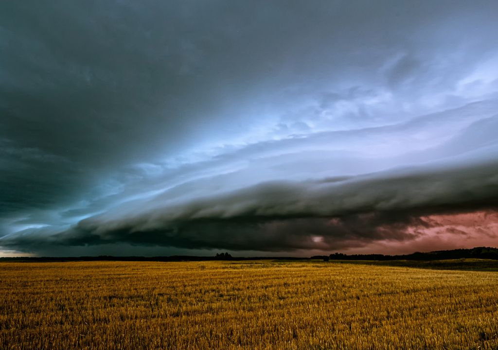 Tempestade severa avançando sobre uma fazenda.