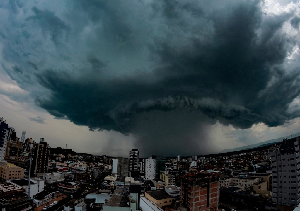 Formação de ciclone no próximo fim de semana deve causar tempestades severas no centro-sul do país. Na imagem, uma supercélula em Torres/RS. Créditos: Reprodução/Gabriel Zaparolli.