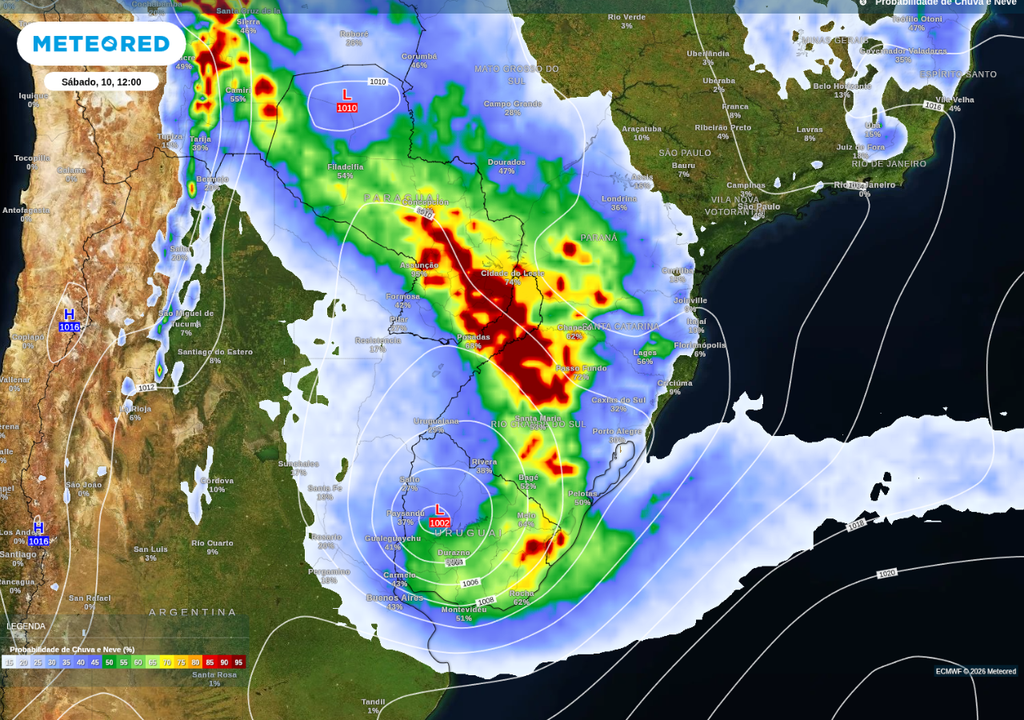Previsão de ciclone (representado pelo L dentro das linhas de pressão) e de probabilidade de chuva (escala de cores) neste sábado (10), de acordo com o ECMWF.