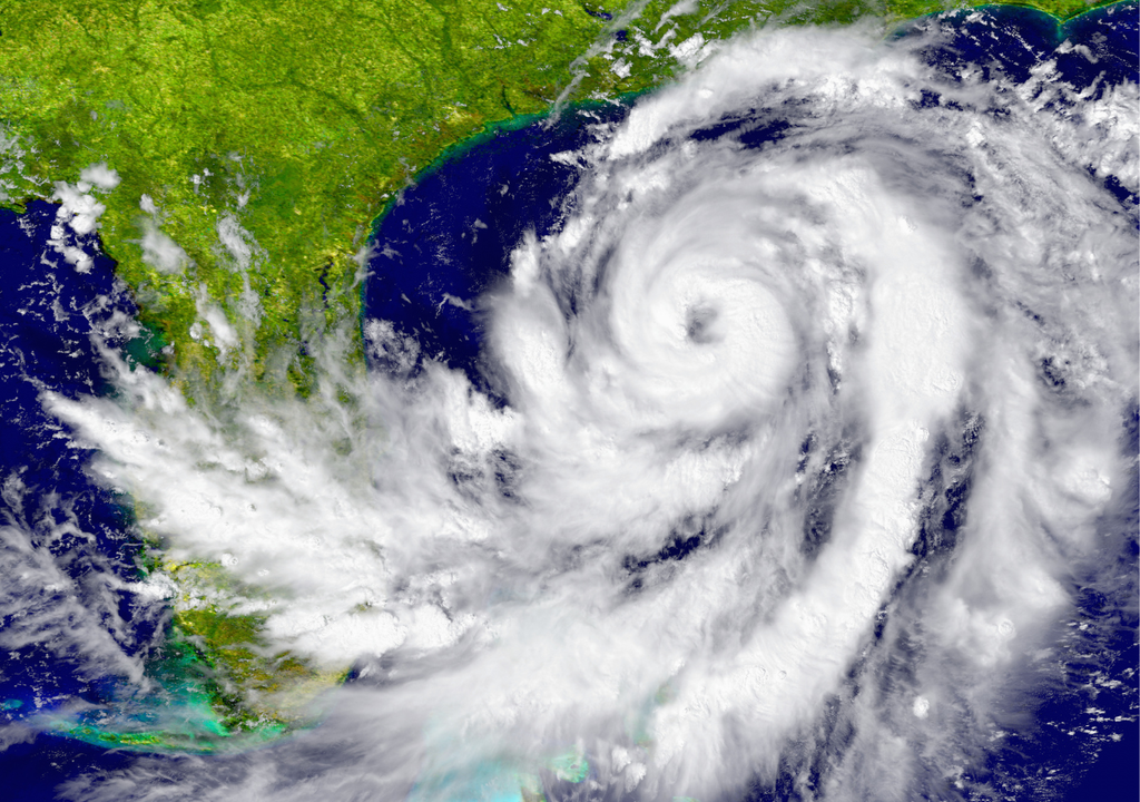 Imagen satelital de un ciclón tropical. Imagen satelital de un ciclón tropical avanzando hacia la costa, donde su aceleración al tocar tierra puede intensificar los impactos, reducir los tiempos de respuesta y aumentar el riesgo de inundaciones y daños severos en zonas habitadas.