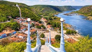 Cidade colorida do sert&atilde;o, &agrave;s margens do Rio S&atilde;o Francisco, &eacute; rodeada por c&acirc;nions e guarda a hist&oacute;ria de Lampi&atilde;o