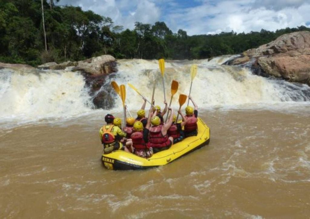 Rafting no Rio Vermelho, com trechos para os mais aventureiros ou para aqueles que preferem uma atividade mais tranquila. Crédito: Divulgação.