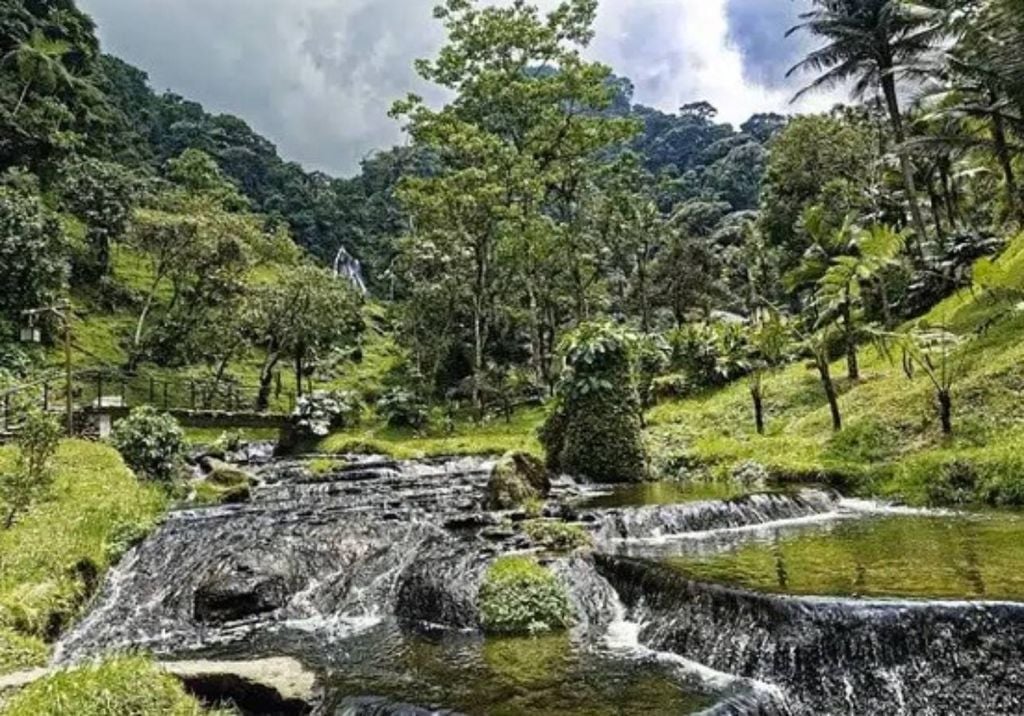 Esta cidade, localizada na Grande Florianópolis, é muito famosa por suas águas termais e belezas naturais. Crédito: Divulgação.