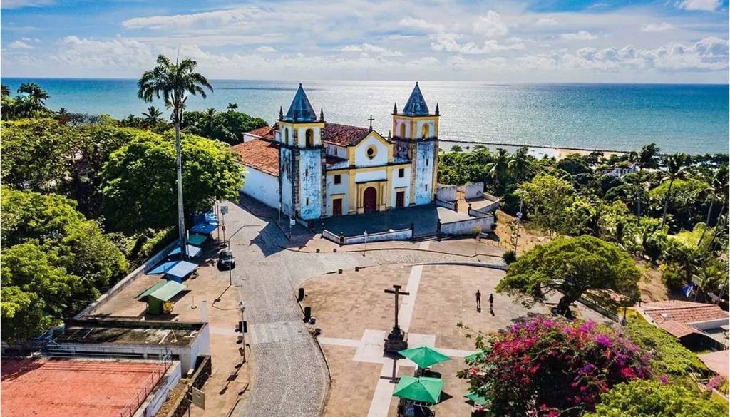 Esta cidade pernambucana é conhecida por suas ladeiras e seu centro histórico, além de um dos carnavais mais famosos do país. Crédito: Blog Viagens e Caminhos.