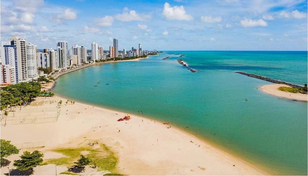 A Praia do Quartel, em Olinda (PE), considerada uma das melhores para banho, tem mar calmo, boa faixa de areia e estrutura com quadras de esportes. Crédito: Blog Viagens e Caminhos.