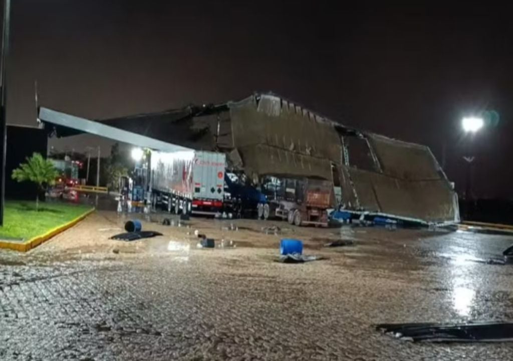 Estrutura de posto de combustível desabou em Mirassol (SP) na noite da última terça-feira (24). Foto: Arquivo Pessoal/ G1 Estrutura de posto de combustível desabou em Mirassol (SP) na noite da última terça-feira (24). Foto: Arquivo Pessoal/ G1