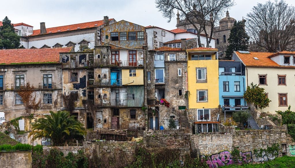 As alterações climáticas afetam as pessoas de forma diferente, dependendo do local onde vivem, dos recursos e do género. Foto: Adobe Stock