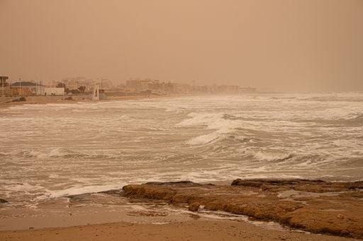Ciel orang&eacute; et voitures couvertes de poussi&egrave;re : le sable du Sahara est en route vers la France