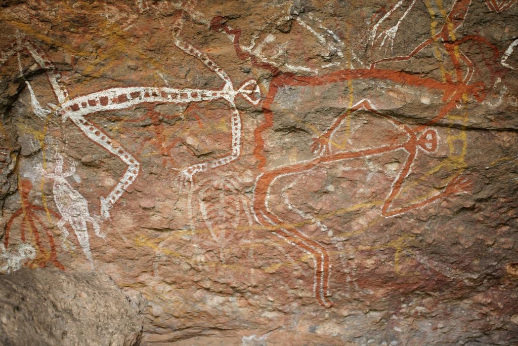 Pintura mural rupestre aborígene, Austrália.