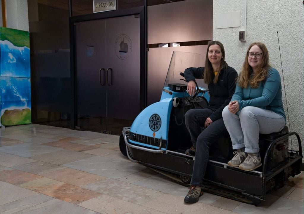 La investigación es parte de la expedición Científica Antártica (ECA 62) del Instituto Antártico Chileno (INACH), y cuenta con la participación de las doctoras Mariana García Criado (CREAF, España) y Claudia Colesie (Universidad de Edimburgo). Créditos imagen: INACH.