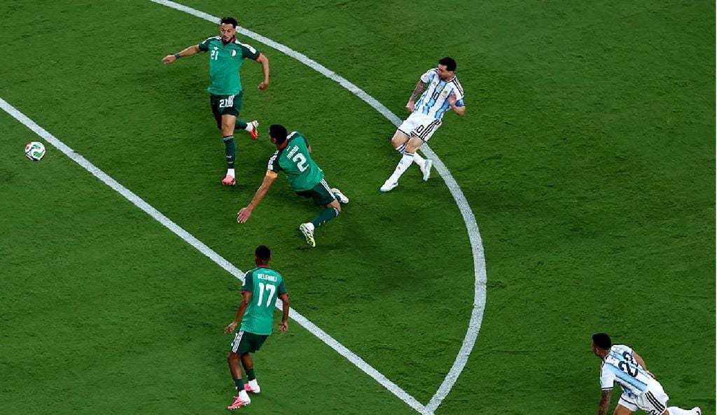 Todo ocurre instantes antes de recibir el balón. Imagen AFA - Selección Argentina.