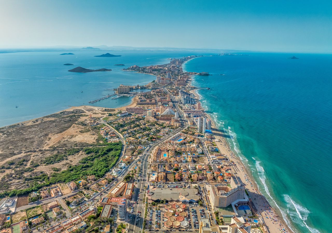 Panorámica de La Manga, en la Región de Murcia, España, que separa el Mediterráneo del Mar Menor.