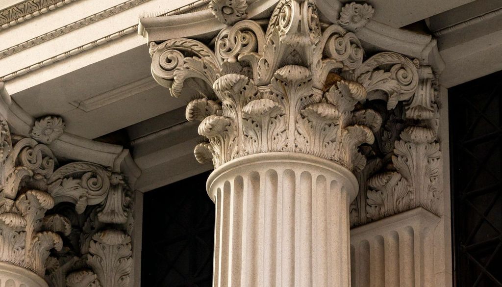 Entre lo hallado destaca un capitel de estuco policromado que permanecía oculto en una de las estancias del edificio