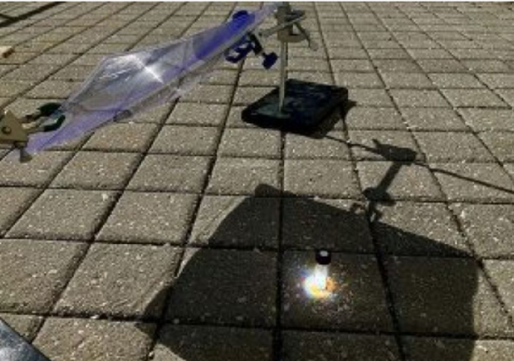 reciclaje de plásticos negros con luz visible LED y solar