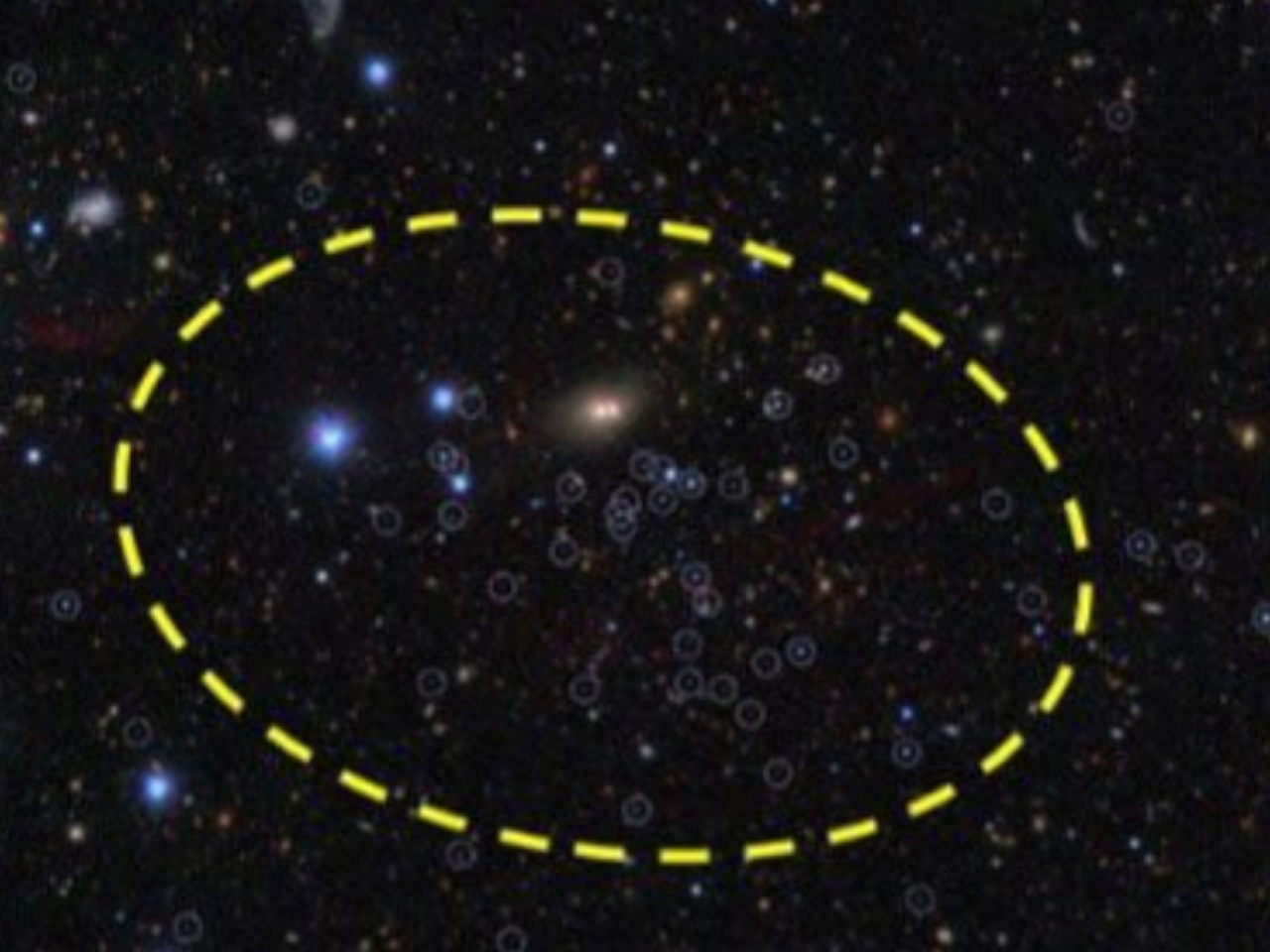 La recién descubierta galaxia enana Virgo III con las estrellas que la componen rodeadas de un círculo blanco. Crédito: NAOJ/Universidad de Tohoku