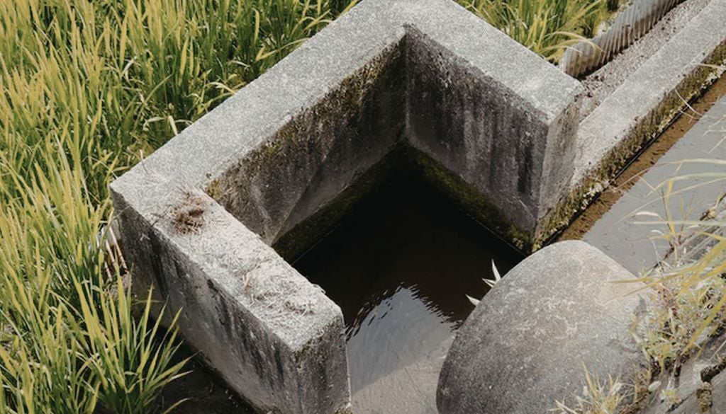 Infraestructura de drenaje Mejorar las infraestructuras de drenaje y la retención de aguas pluviales evitaría la acumulación de residuos