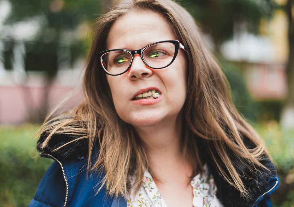 mujer adulta masticando de un lado. mujer adulta masticando de un lado.