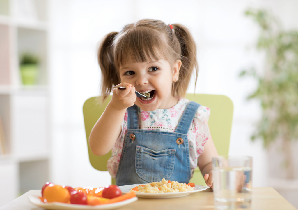 niña comiendo. niña comiendo.