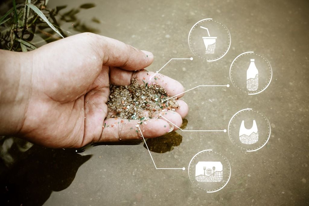 La polución por plásticos se encuentra en todas partes del mundo, incluso dentro de nuestros organismos como microplásticos. La polución por plásticos se encuentra en todas partes del mundo, incluso dentro de nuestros organismos como microplásticos.