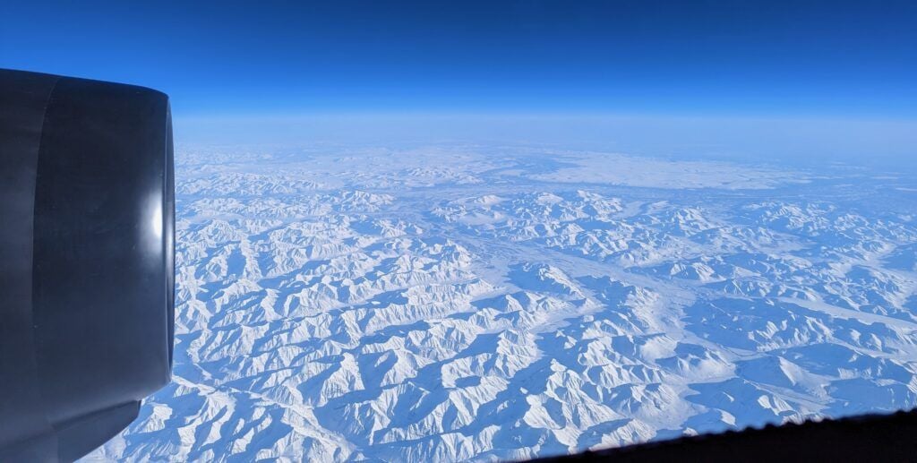 Fotografía aérea de las montañas del Ártico tomada desde un avión de investigación. Un avión de investigación de gran altitud WB-57 de la NASA realiza un vuelo de investigación sobre el Refugio Nacional de Vida Silvestre del Ártico el 14 de marzo de 2023 como parte del proyecto SABRE del Laboratorio de Ciencias Químicas de la NOAA. Crédito: NASA