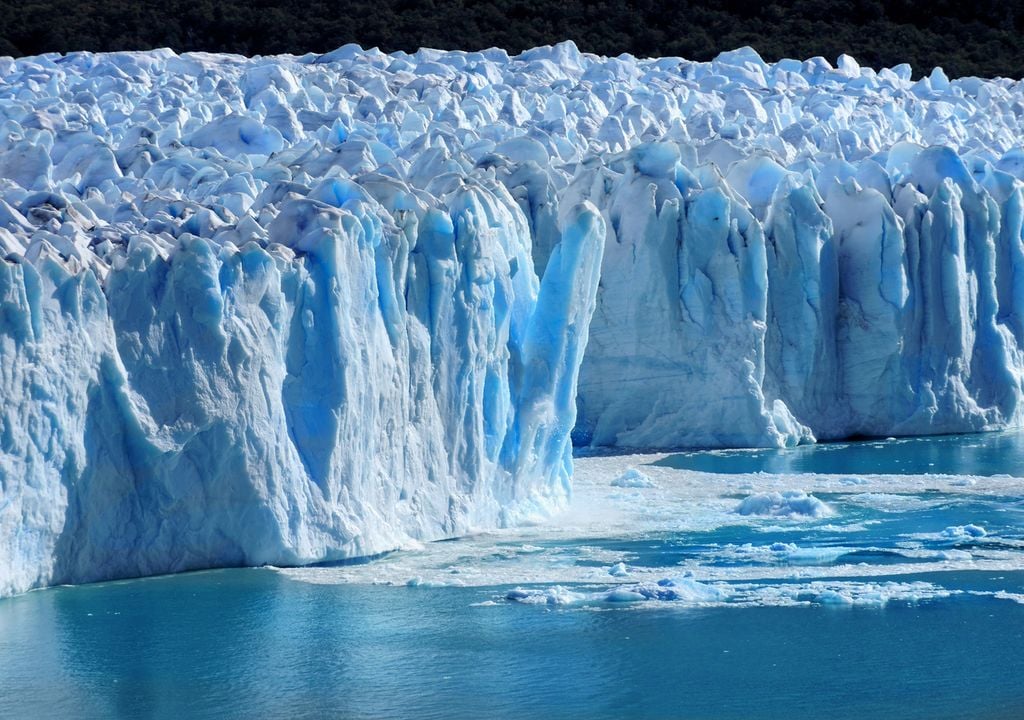 La tendance au réchauffement climatique due aux émissions de gaz à effet de serre nous donne des preuves évidentes des changements qui se produisent sur la planète ; un exemple en est la réduction des zones gelées telles que les glaciers.